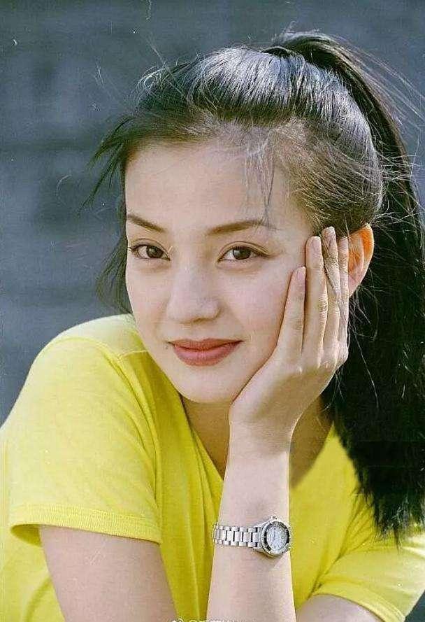 我感觉她生活中应该非常漂亮，要不然导演也不会老让她演大美女，女主角。
第二张图片