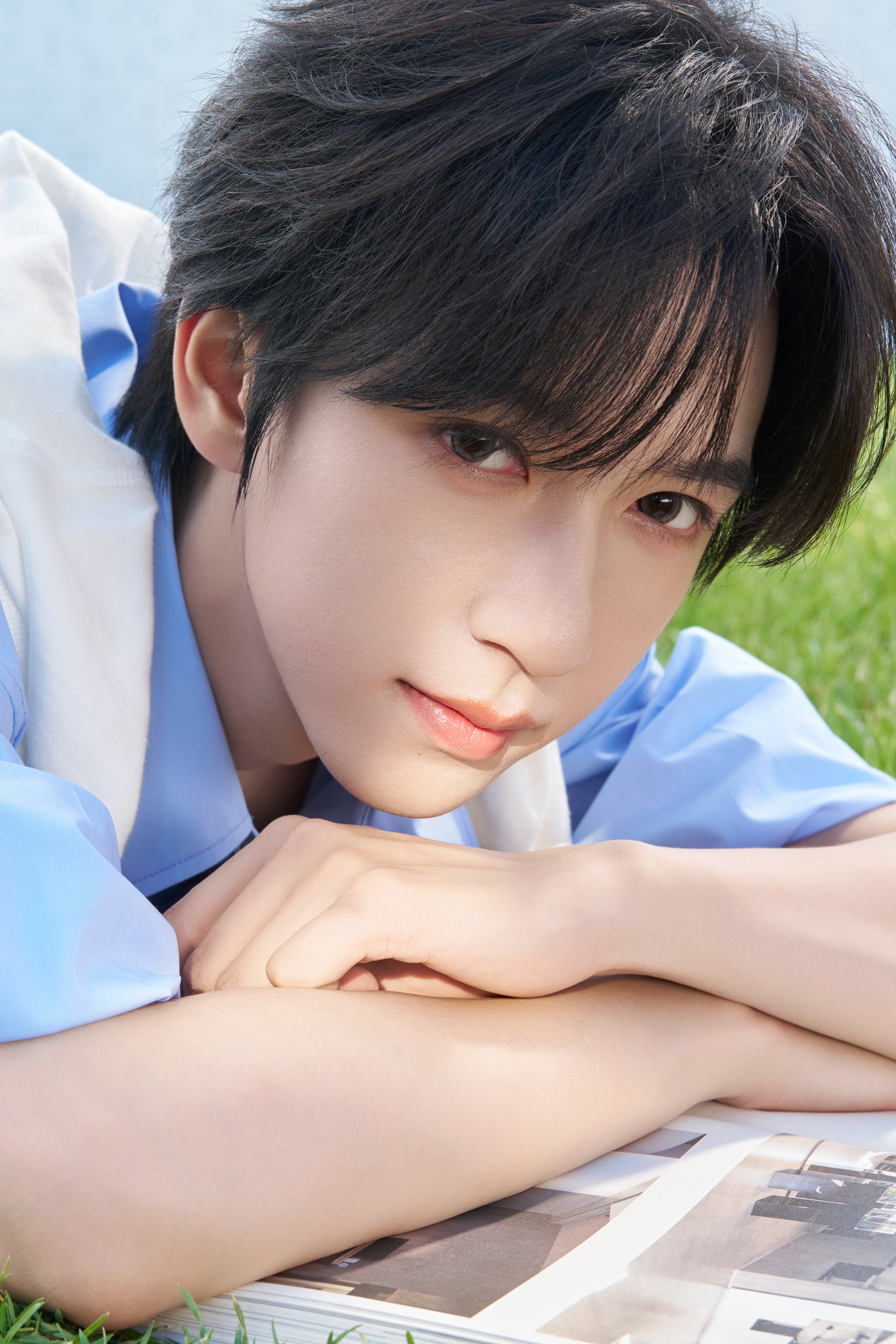 贺峻霖夏日书页 贺峻霖夏日书页 蓝色衬衫造型青春帅气，清爽男大感满分！是谁还沉浸