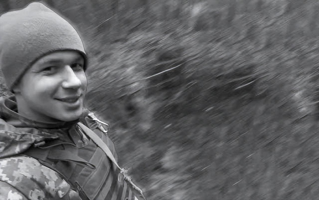 俄乌战争乌克兰第一个英雄称号获得者，这名乌军士兵确实是很有胆色，在俄军大批装甲集