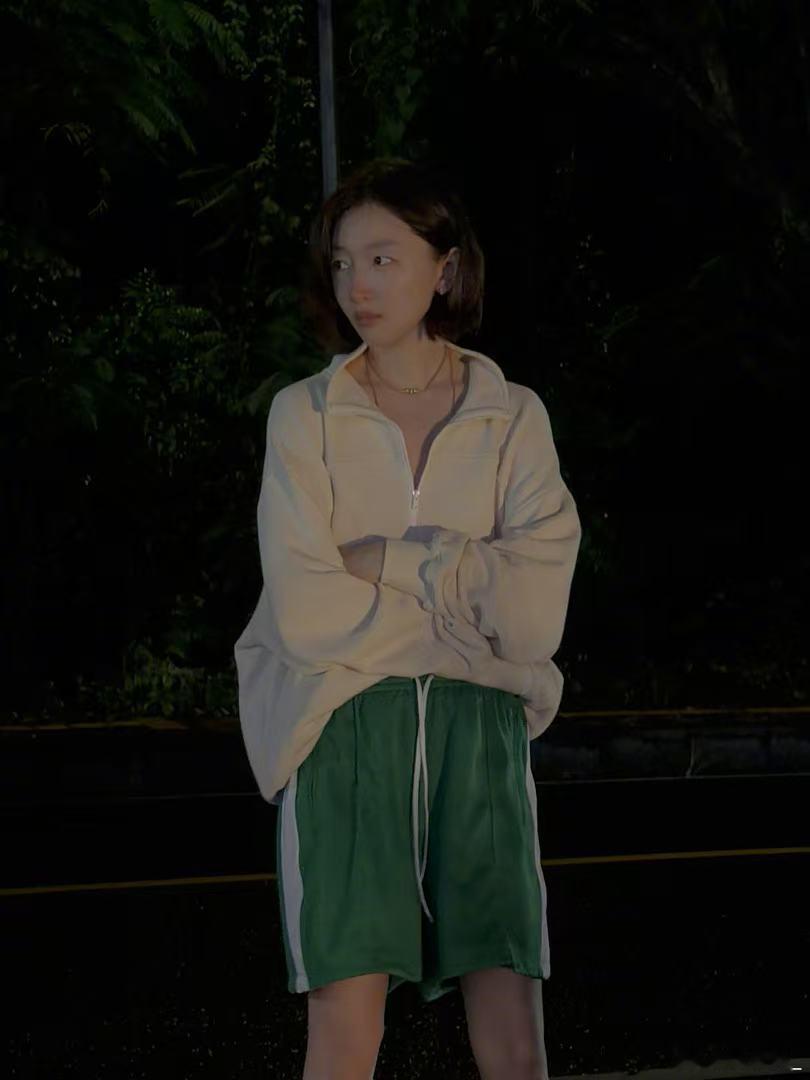 周冬雨一脚把瓶子踢正了周冬雨我都没想到我还有这技能 本来只是直播里不起眼的小瞬间