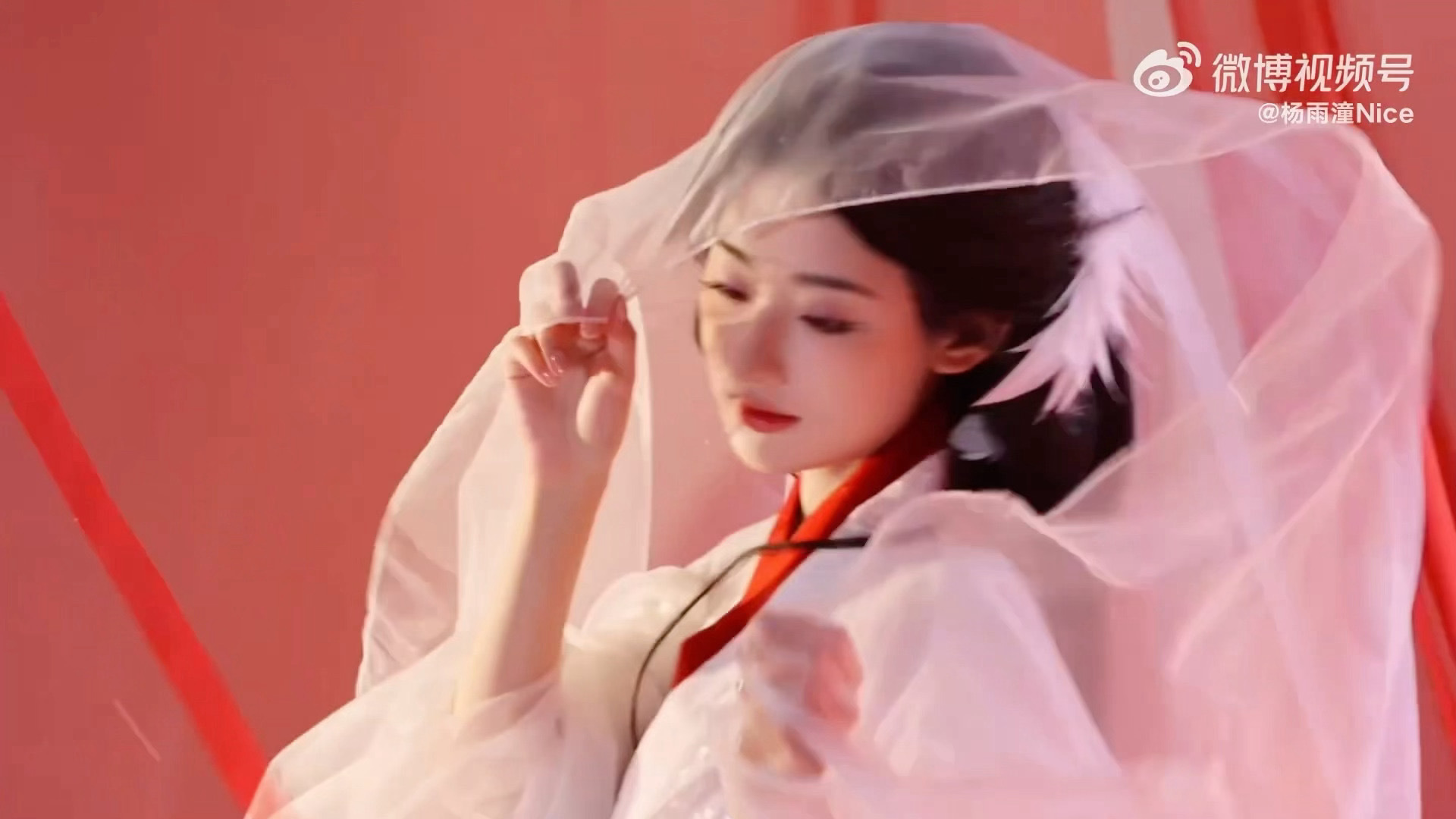 杨雨潼下雪了 她对角色的投入让人敬佩，即使是在vlog里，也能感受到她对白鹤淮的