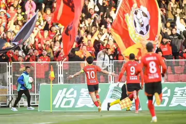 明年中超再添新军！昨日中甲第28轮，辽宁铁人在少帅李金羽的率领下，1：0战胜南通