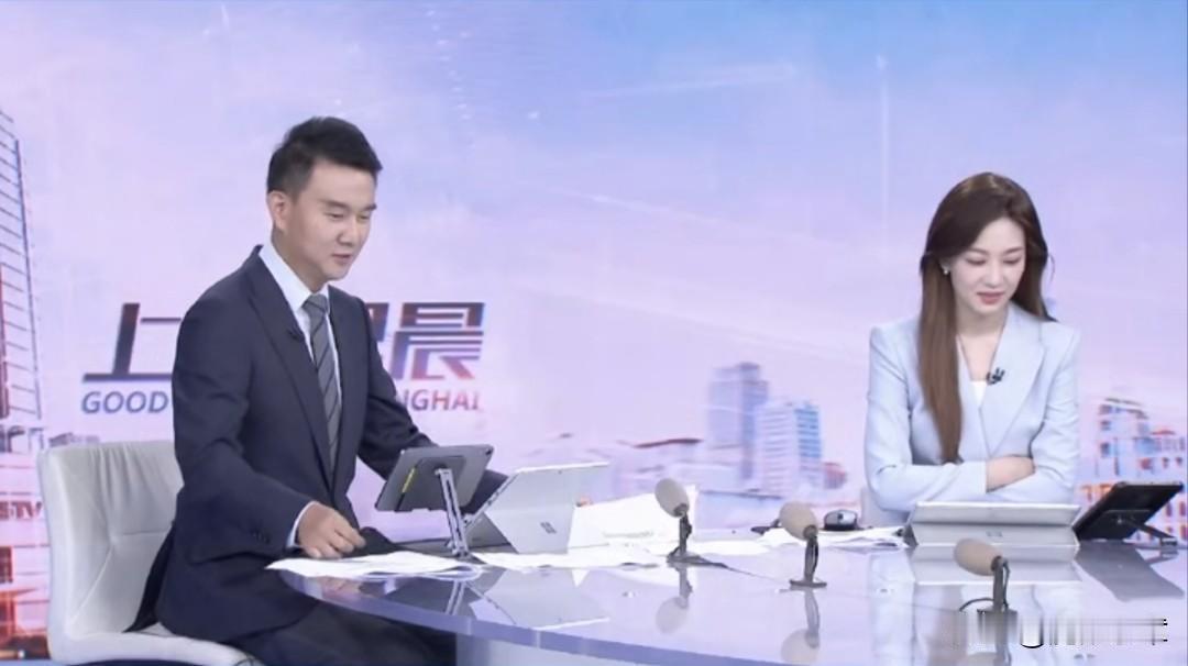 上海台新闻主播邢航在直播间隙告诉搭档郭凯旋，最近他迷上了喝北京豆汁!女主持人得知