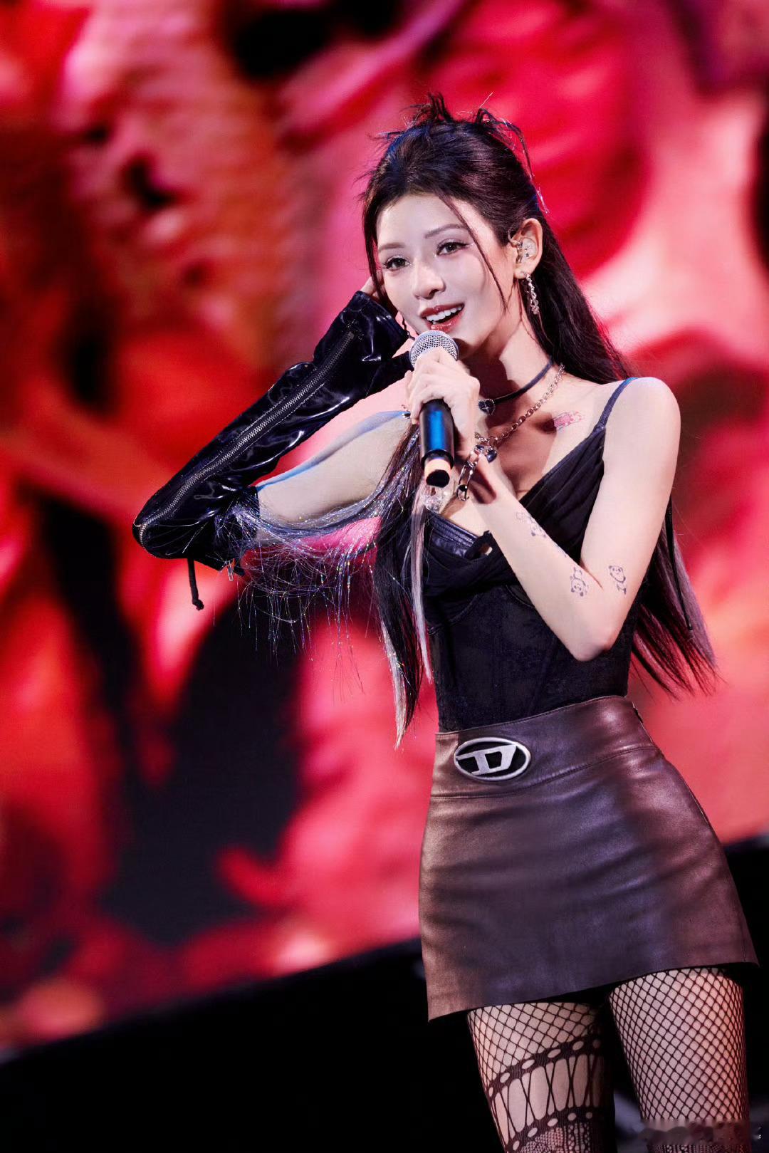 #张予曦千禧辣妹妆#音乐节穿搭+1，学起来！张予曦的千禧辣妹风造型不要太美[送花