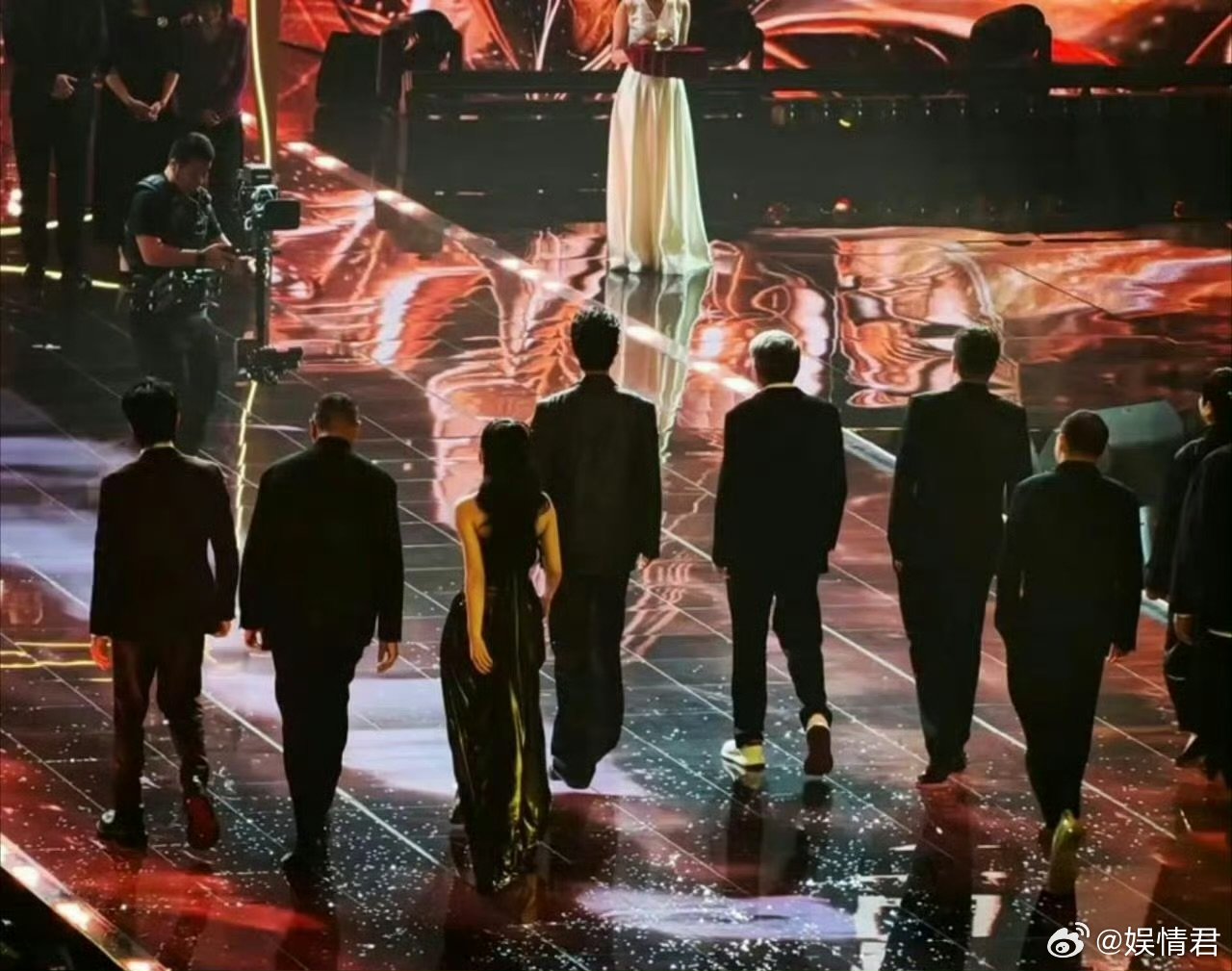 藏海传剧组上台这张图绝了 好有气势！ 