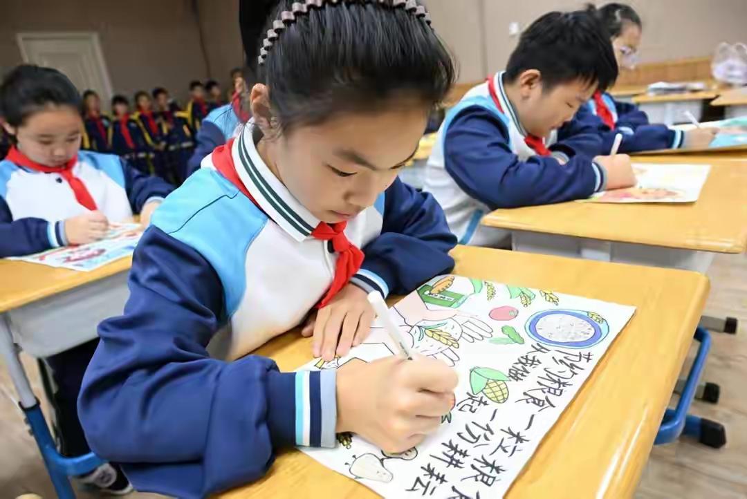 10月15日，山东即墨环秀中心小学为迎接世界粮食日，开展了珍惜粮食主题活动。课堂