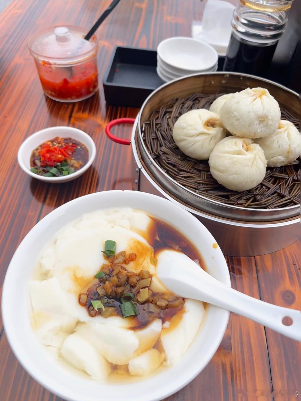 duang duang的豆腐脑，皮薄不腻口的小笼包，加上秘制辣酱，百吃不厌三件套