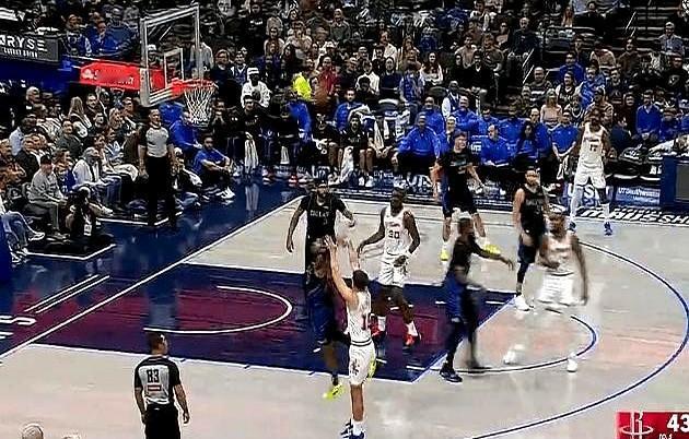 火箭这内线伤得就剩独苗了，真让人揪心。

1月3日对独行侠这场，开场才1分钟申京