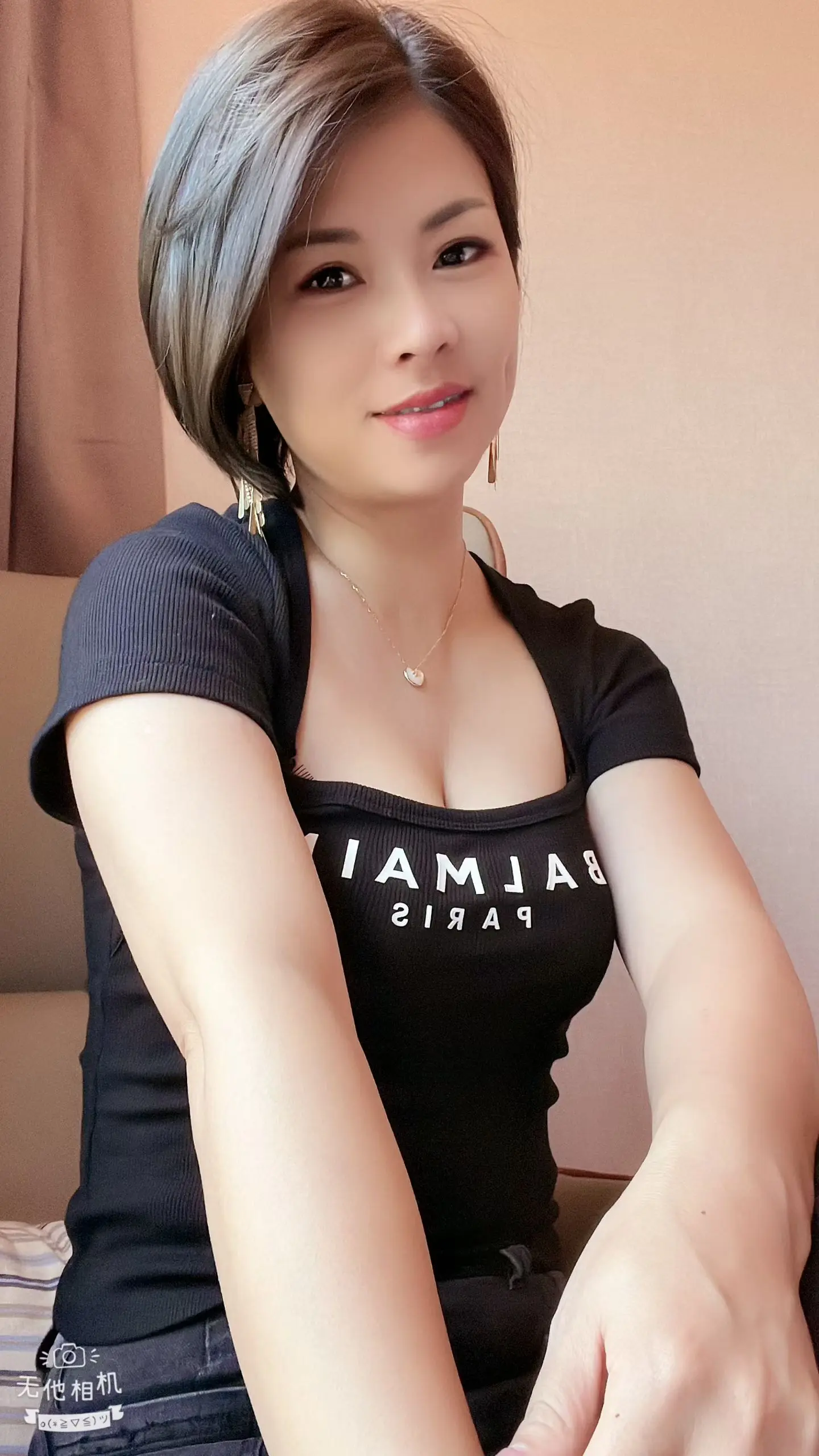 爱自己才是终身浪漫的开始，只要皱纹不长在心里，我们就永远年轻，永远风华...