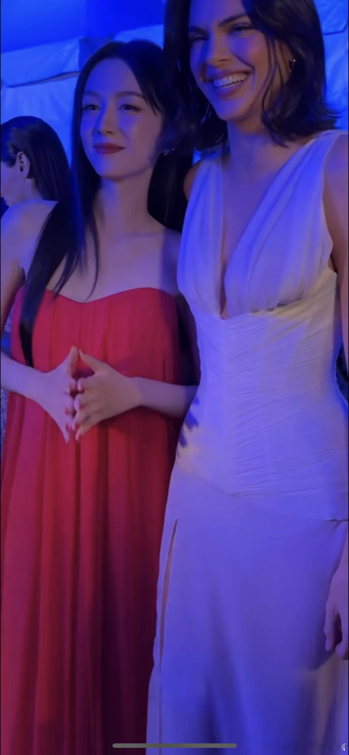 周也肯豆同框周也肯豆合影 周也看见美女害羞了 ​​​