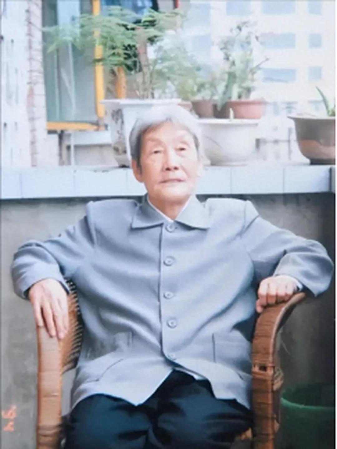 屠杀中，她靠装死躲过第一轮射击；没想到特务补枪时不用子弹，而是用枪托猛捅她的腰部