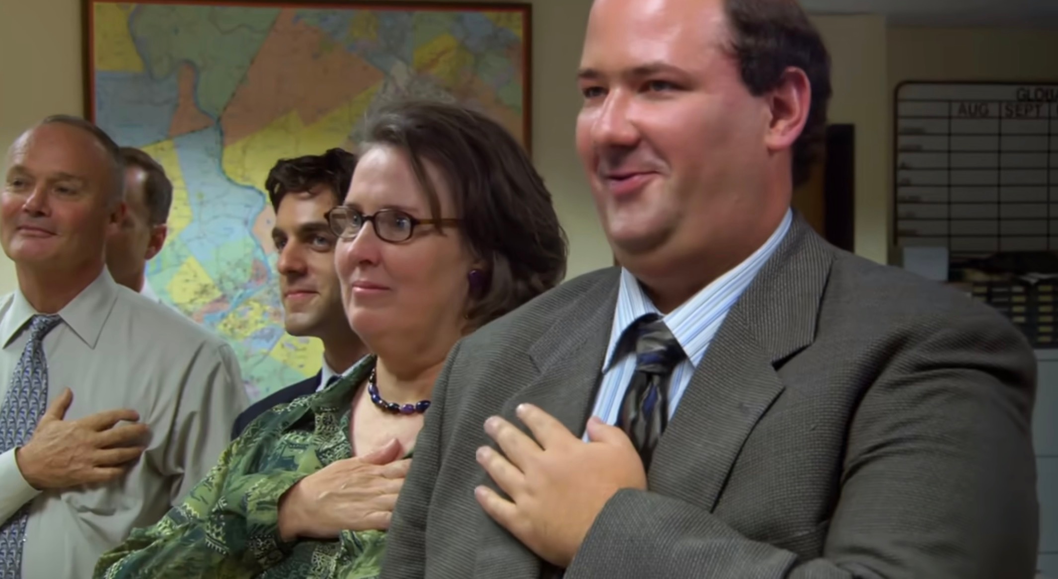 重看了N次The Office之后才发现的细节：办公室运动会唱国歌的时候，所有人