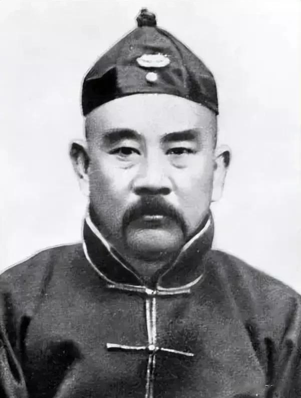 1917年张勋复辟，一日，辫子军（定武军）某人有人要去拜见张勋，临行之前，此人问
