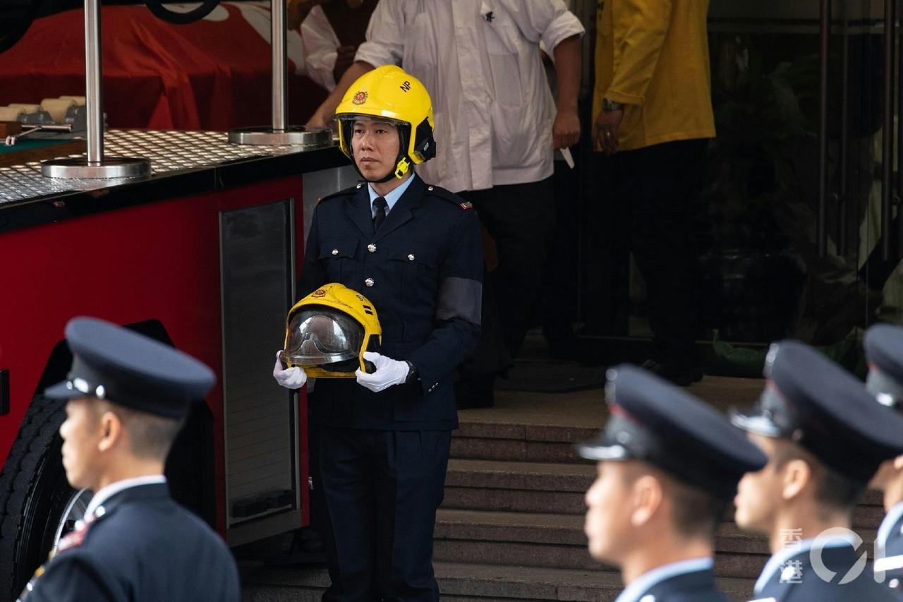 大埔宏福苑五級大火，殉職37歲消防員何偉豪今日出殯。

靈車開出紅磡世界殯儀館，