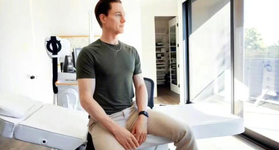 美国富豪布莱恩·约翰逊因为抗衰老的事儿在网上火得不行。这位硅谷亿万富翁，为了让自