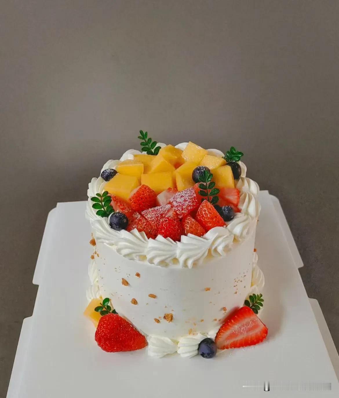 晒图笔记大赛吃了还想吃的水果蛋糕，口水直流呀！[呲牙]