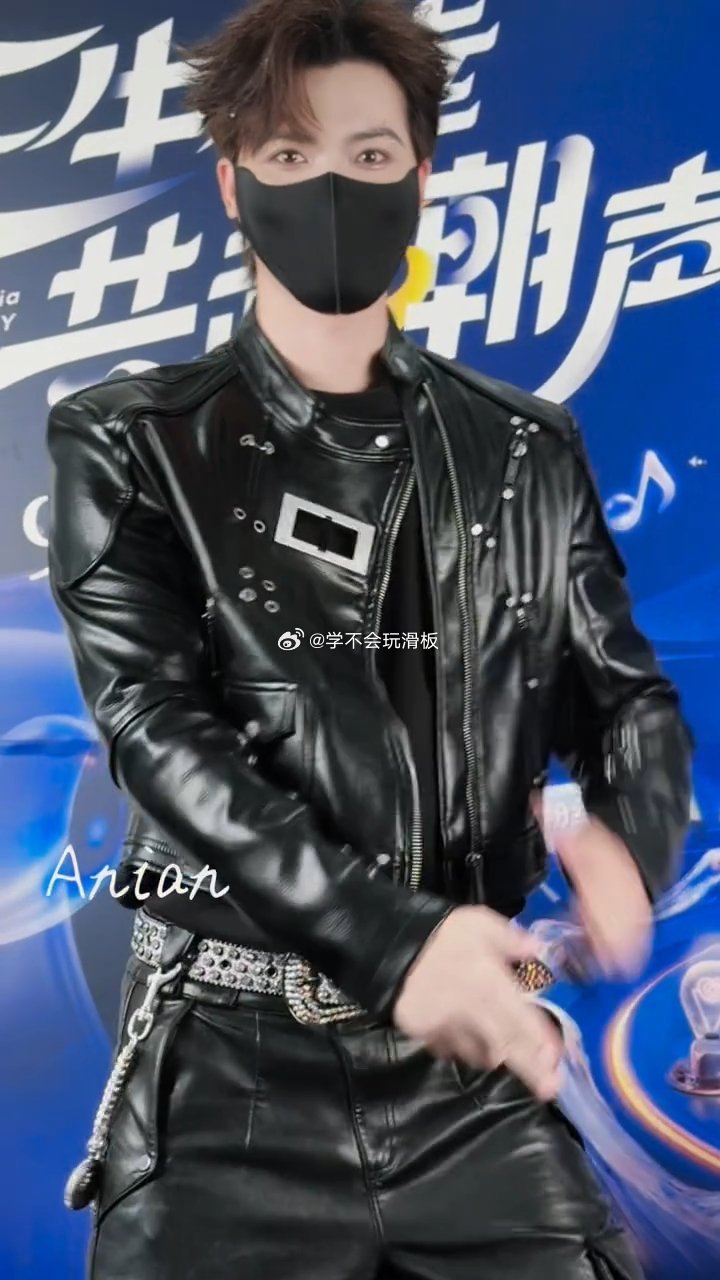 听潮阁崔十八上台准备 听潮阁崔十八上台前的状态真的好绝！单手插兜，姿态随性又带着