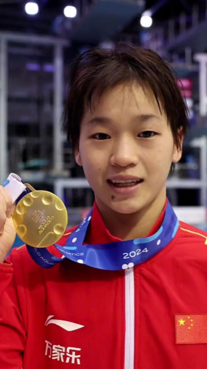 在决赛的第一跳中，全红婵以完美的“水花消失术”赢得了所有裁判的满分10分。这一跳