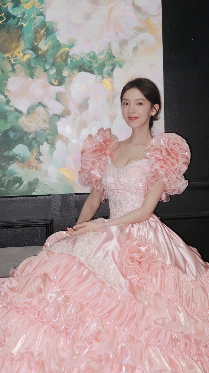 陈瑶粉色礼服穿搭介绍，这套造型摒弃了传统婚纱的纯白范式，选用柔雾感樱花粉作为主色