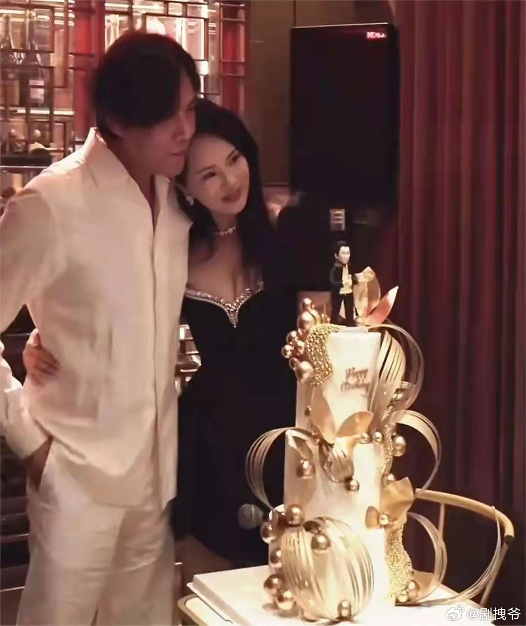 伊能静为秦昊准备惊喜派对，搂着老公腰小鸟依人，一家五口好幸福！ ​​​