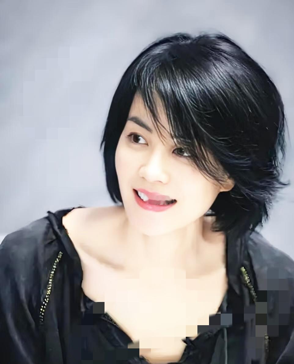 王菲给王家卫拍戏的时候
通常就拍一遍，
连等导演说“再来一条”的功夫都不给，这底