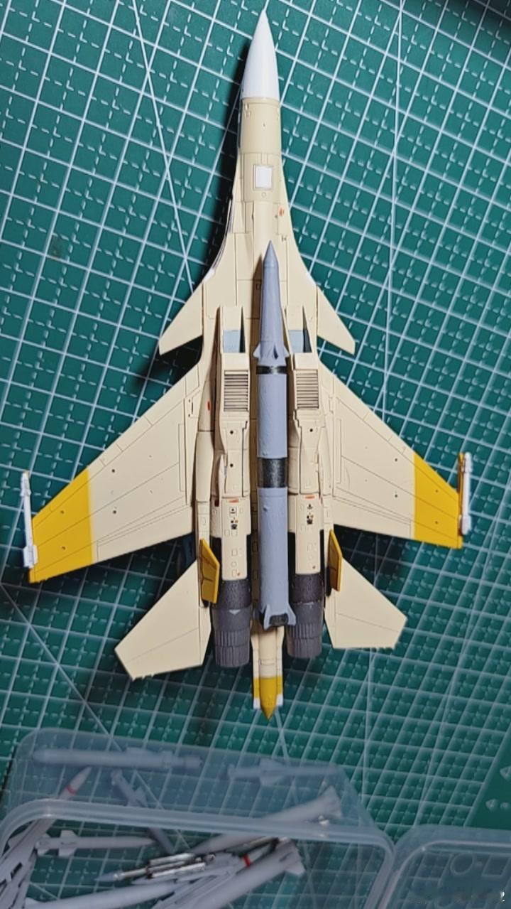 网友的想法J15我觉得还是用YJ15吧想，一架能够至少挂4枚，饱和打击能力强。中