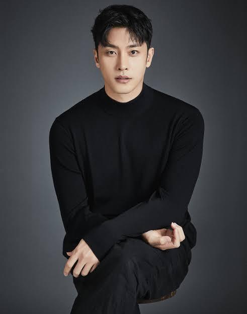 成勋 有望出演新剧BOSS的甜蜜诱惑 男主角。成勋饰演财阀权道赫一角，虽然是AI