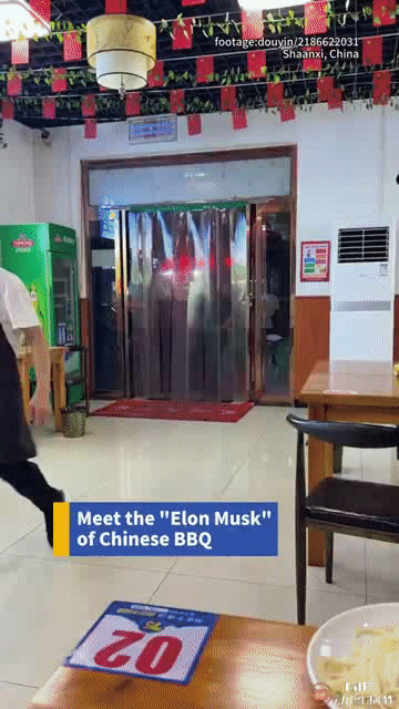陕西的一位烧烤厨师因与埃隆·马斯克惊人相似而走红。有些人甚至开玩笑说他应该把餐厅