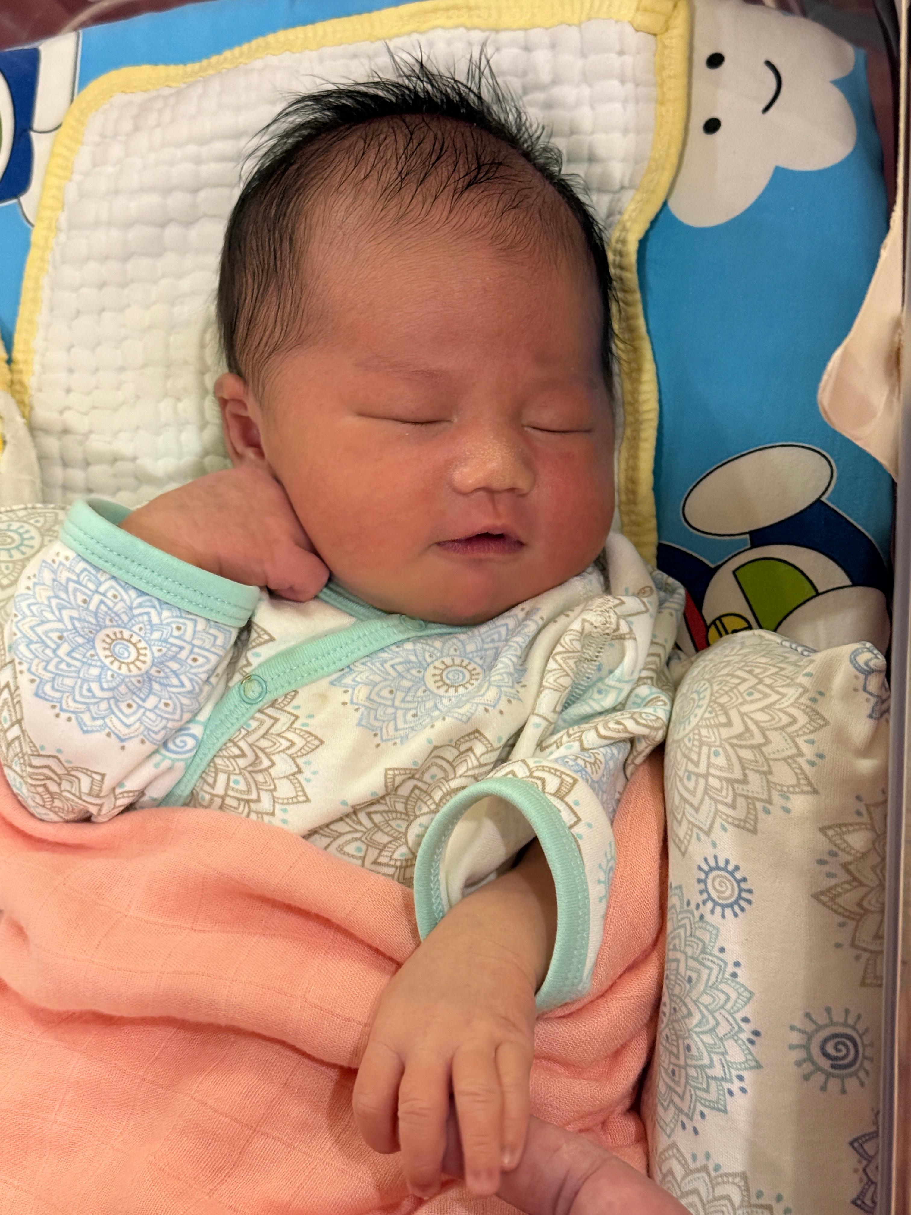 小爆爆一觉睡了三个多小时，醒来了哐哐一顿喝，喝完又扑哧扑哧睡觉了。这家伙主打一个