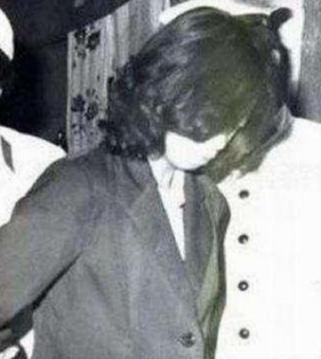 1983年，年仅23岁的“女流氓”翟曼霞被带到了刑场，而当法警举起步枪准备开枪之