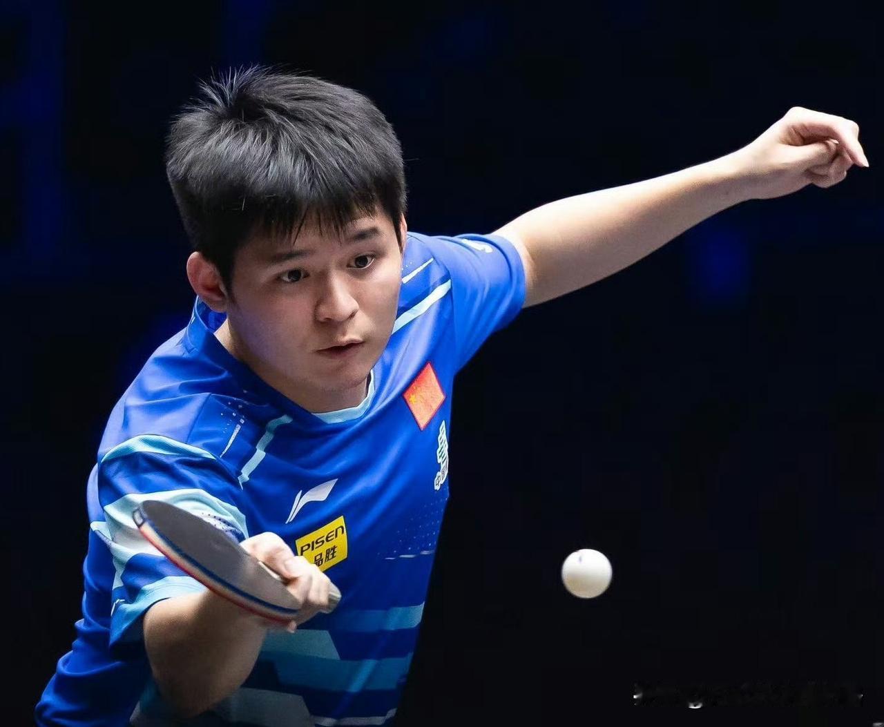 林诗栋晋级8强，志强情绪价值拉满。
林诗栋上场调动积极，接发球处理非常果断，也听