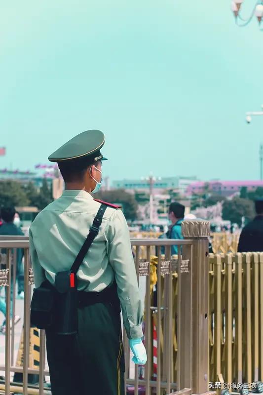 为啥大家都尊重军人？原因可太多了。军人保家卫国，在边疆站岗，在灾难现场救援，他们
