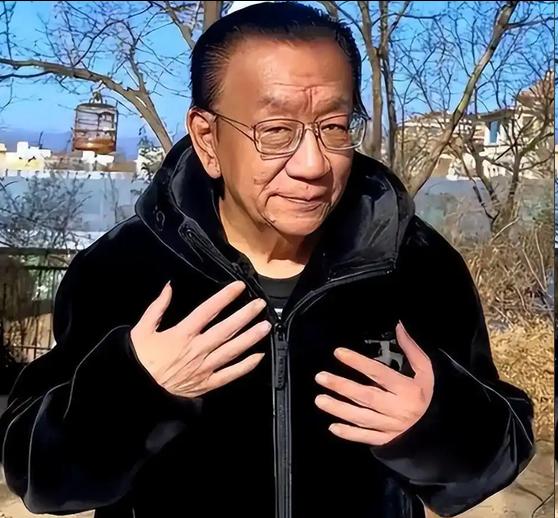 发现侯耀华的人生，就是一场巨大的“断舍离”。
原来关系很好的杨议，徒弟谢雷，儿子