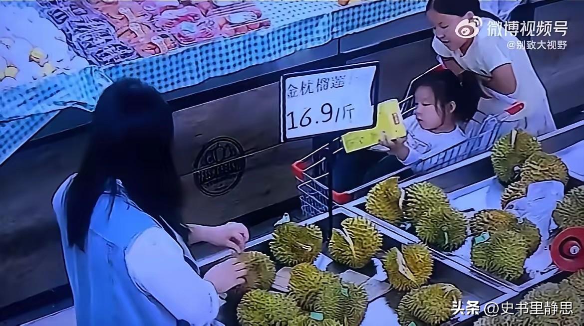 女子带着孩子连续掰开多个榴莲，甚至掏了一坨肉带走，却没有购买任何一个榴莲。画面显