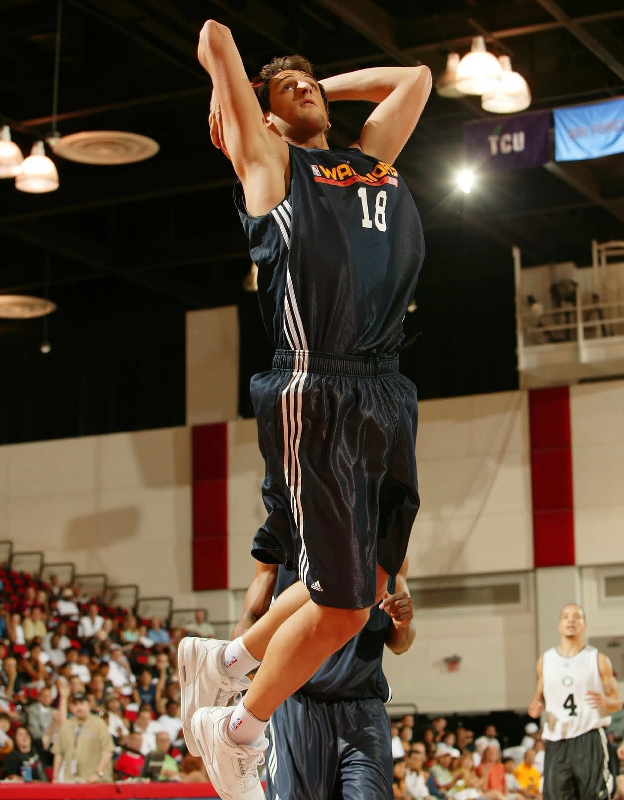 篮天下 2007年NBA选秀，马科·贝里内利以首轮第18顺位被金州勇士队选中。意