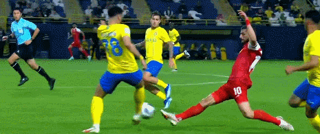 马宁和C罗的争议猜想？[what]中国球迷都知道的事，马宁干的非常漂亮，C罗简直