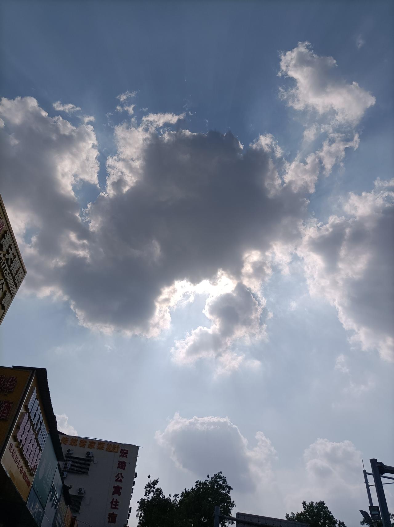随手拍一张天空照出去逛看到天上的这个天空景象，随手一拍成了相册美景，与大家分享一