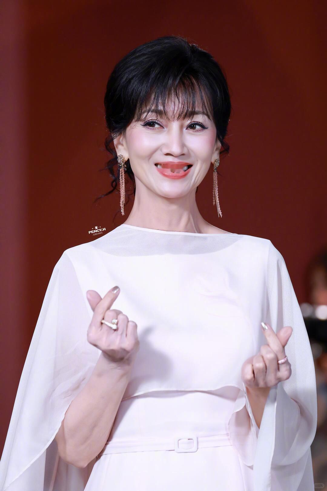 赵雅芝小小的脸上全是五官 对着手机傻笑的模样软萌又亲切，小小的脸上五官精致立体，