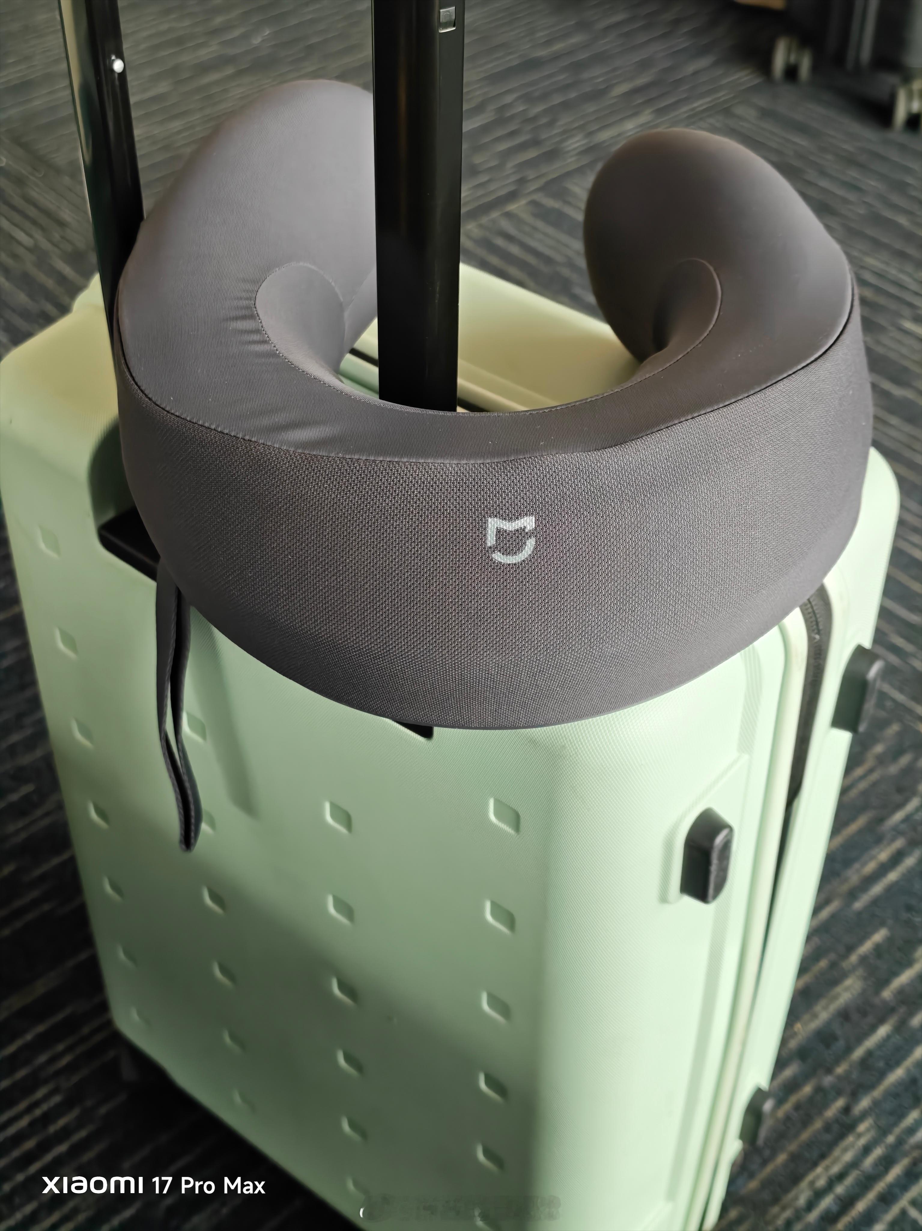 最近晚上没睡好，开箱有一段时间的“米家智能颈枕按摩仪”终于派上用场了。手法够舒服