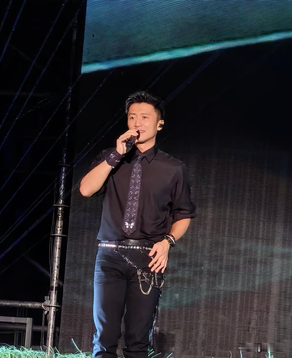 他的演唱会，也没返场，开始就唱，一直到结束，到点就下班，青岛的很震撼！他从来不安