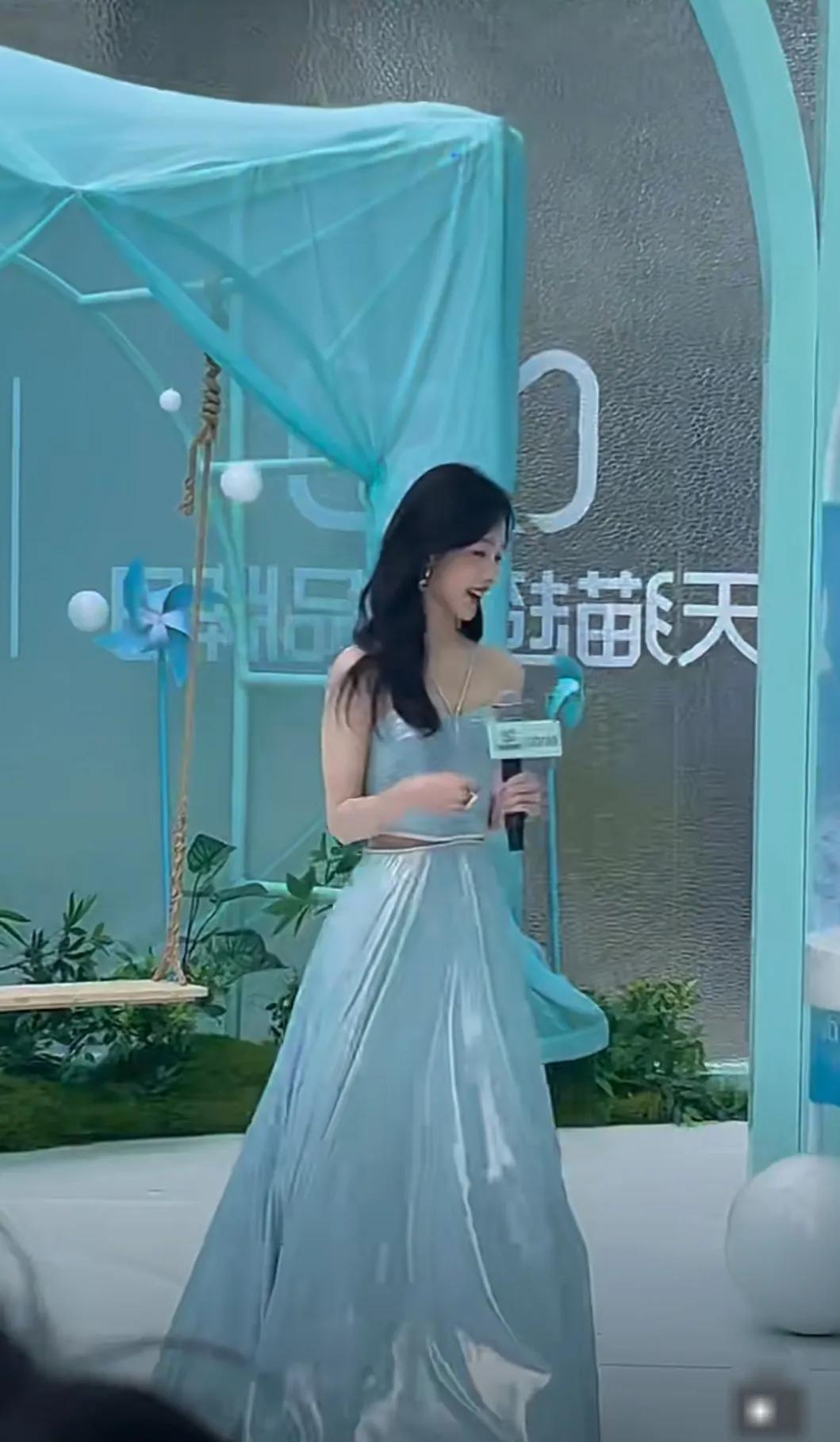 陈都灵亮相品牌活动
这条裙子好漂亮，波光粼粼的
陈都灵走路的时候好像美人鱼
蓝色