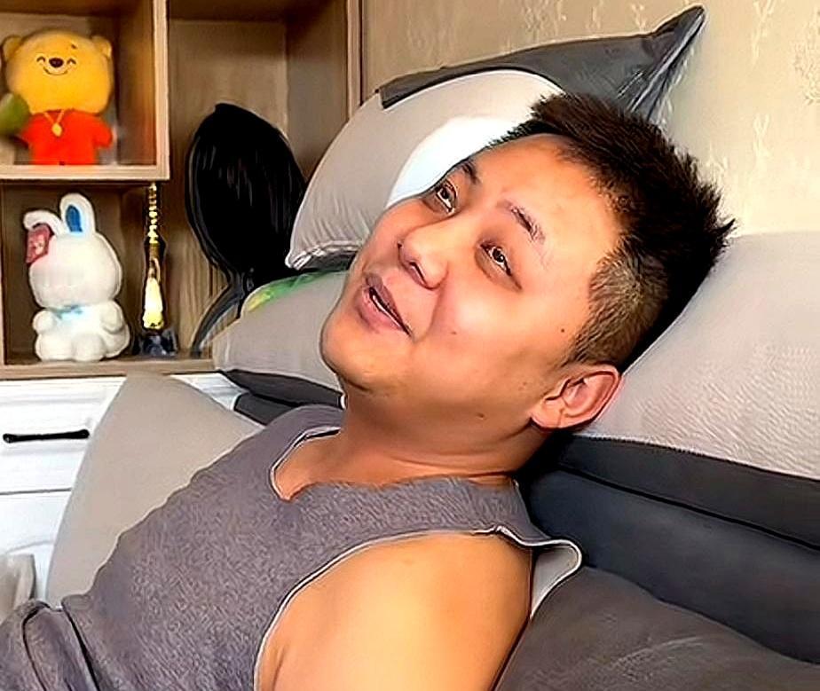 婚后7天，他眼圈黑成国宝
 
王鹏宇那双眼睛，婚前还算有神，婚后直接挂上两个墨圈