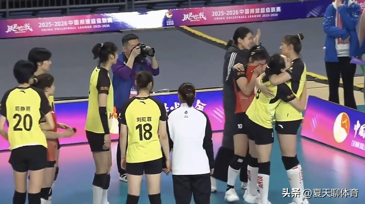 赛后山东女排哭声一片！主力二传解盛钰，看到姐姐解盛岩从看台上下来，一下子就哭了，