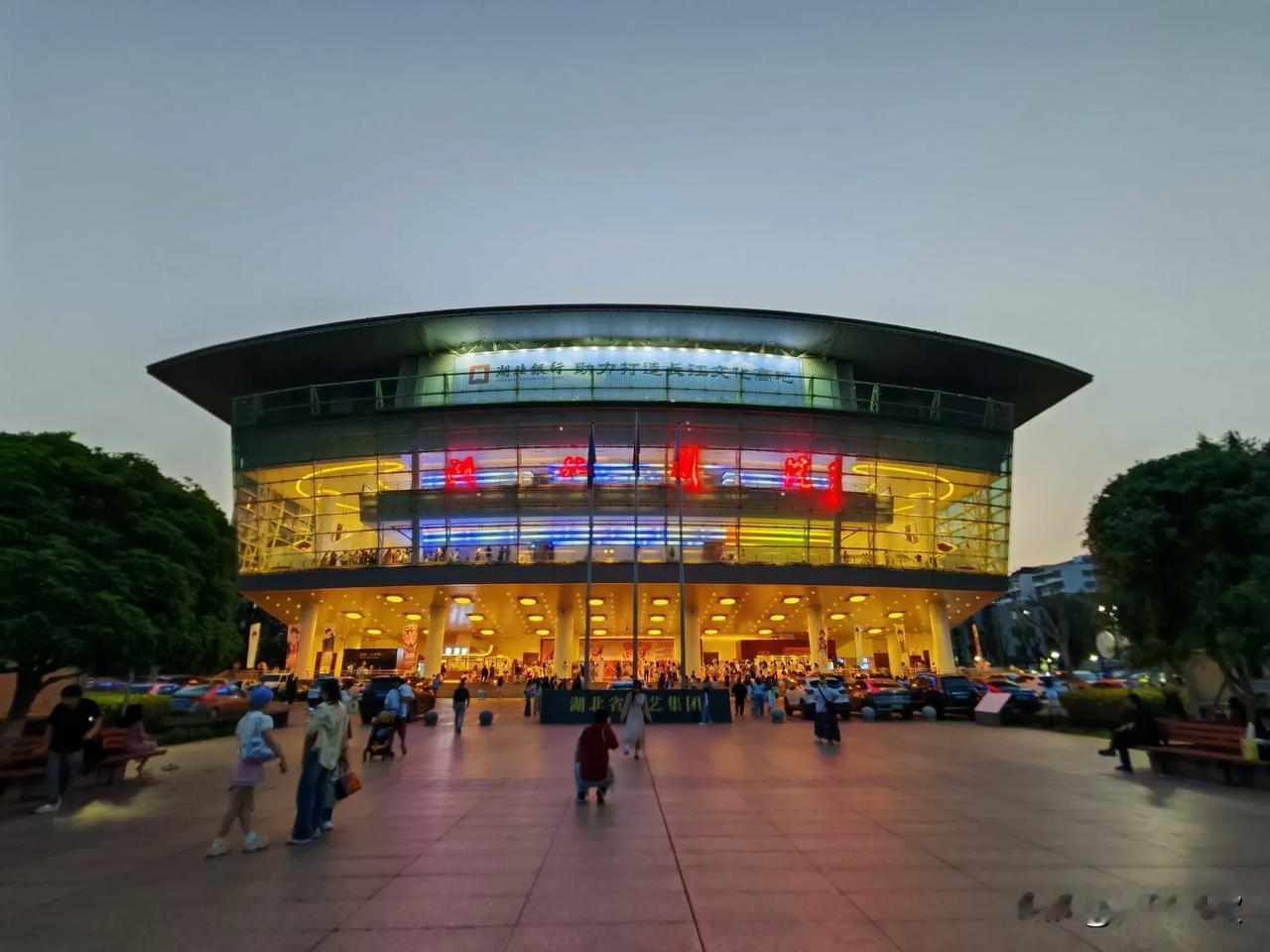 4月19日，就在武汉黄鹤楼边，周末到湖北剧院，开心快乐观看云梦皮影戏与AI的碰撞