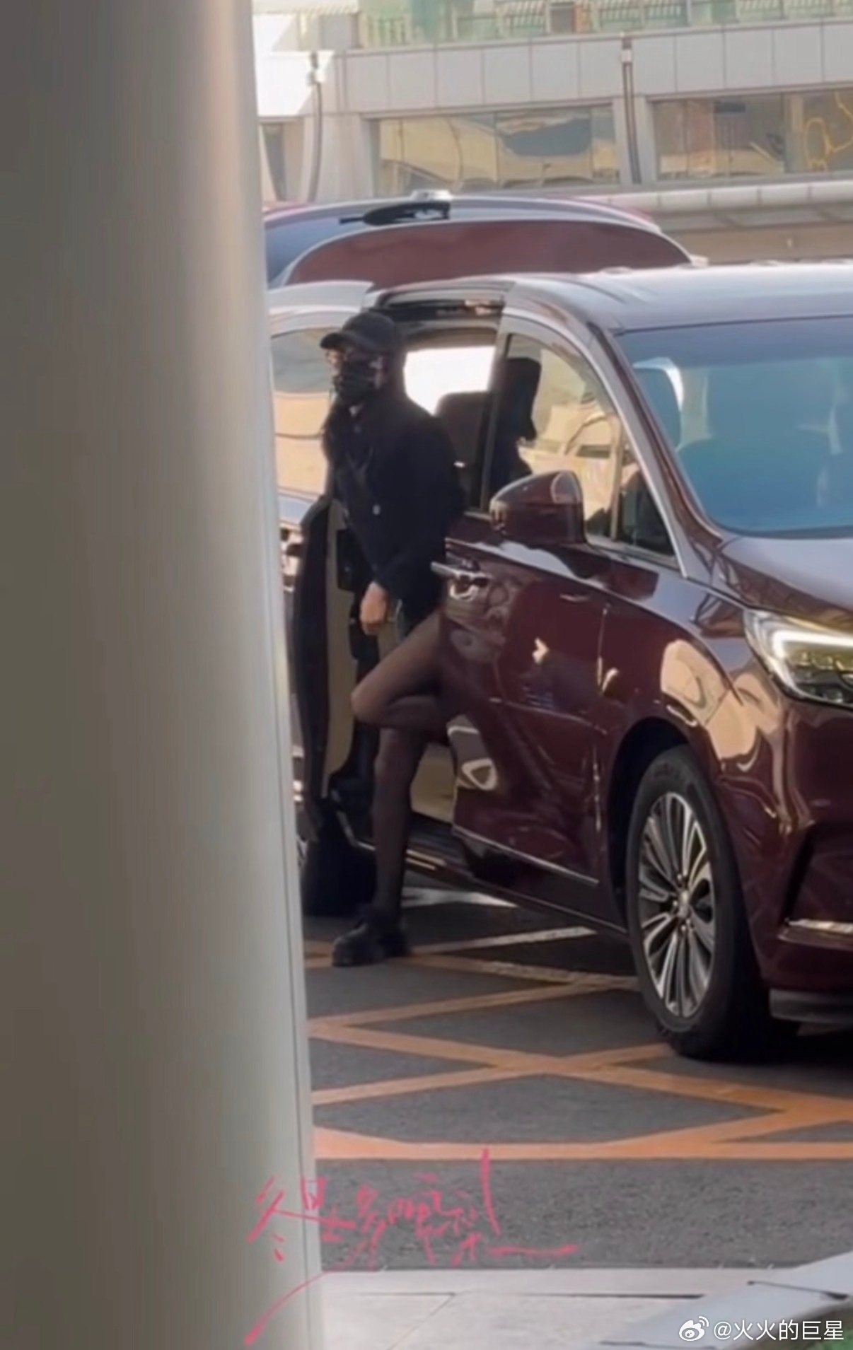 迪丽热巴回国后首现身机场迪丽热巴黑丝机场路透 好辣的女神 