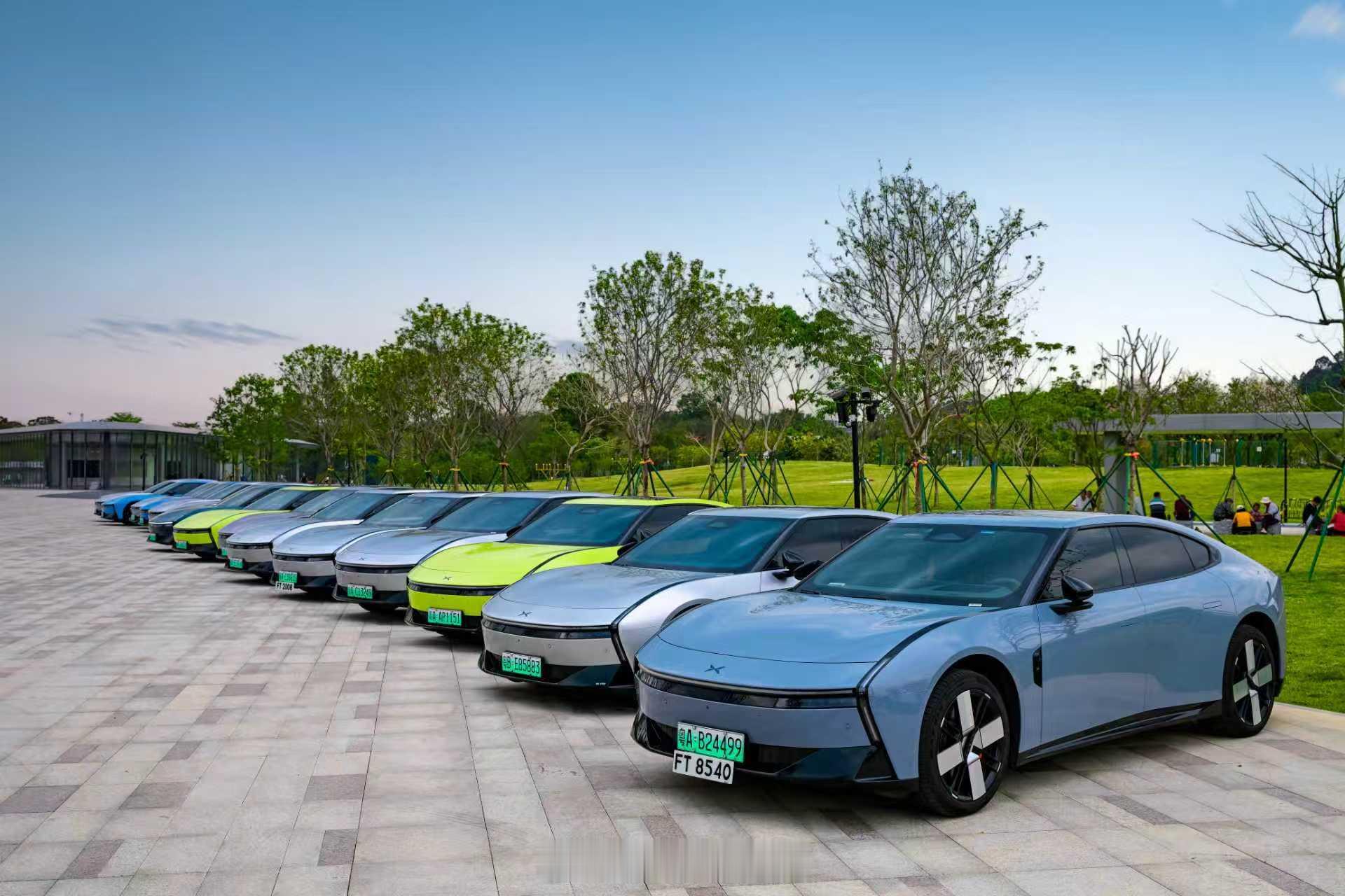 小鹏P7新色今日发布因热爱相聚，为P7而来🚗 30台小鹏P7霸气集结，排面拉满