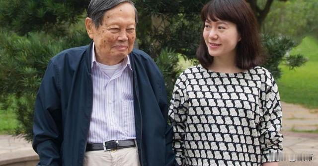 杨振宁夫人翁帆是这样评价杨振宁的，她说，他交出了一份满意的答卷，而对杨振宁的一生