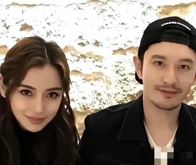 Angelababy在白纸上给粉丝签名杨颖嫁给黄晓明真的是亏大了。杨颖长得那么漂
