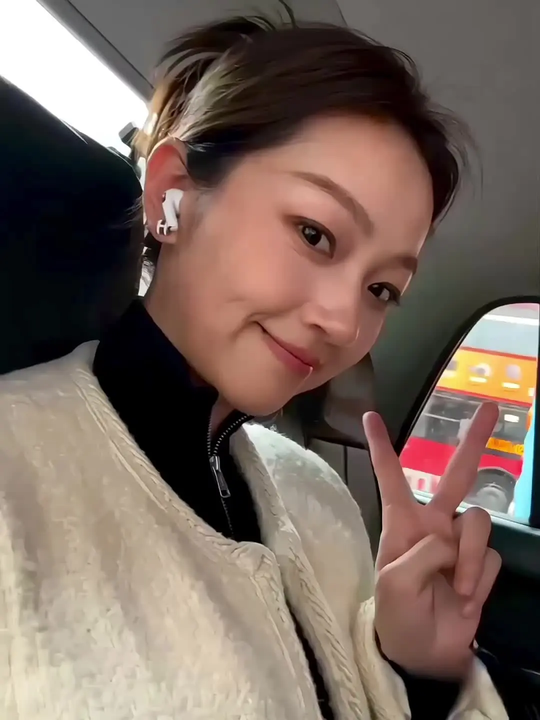 “在一无所有的年纪 连快乐都给不了自己 总觉得一切都来得及 却又总是无能为力”