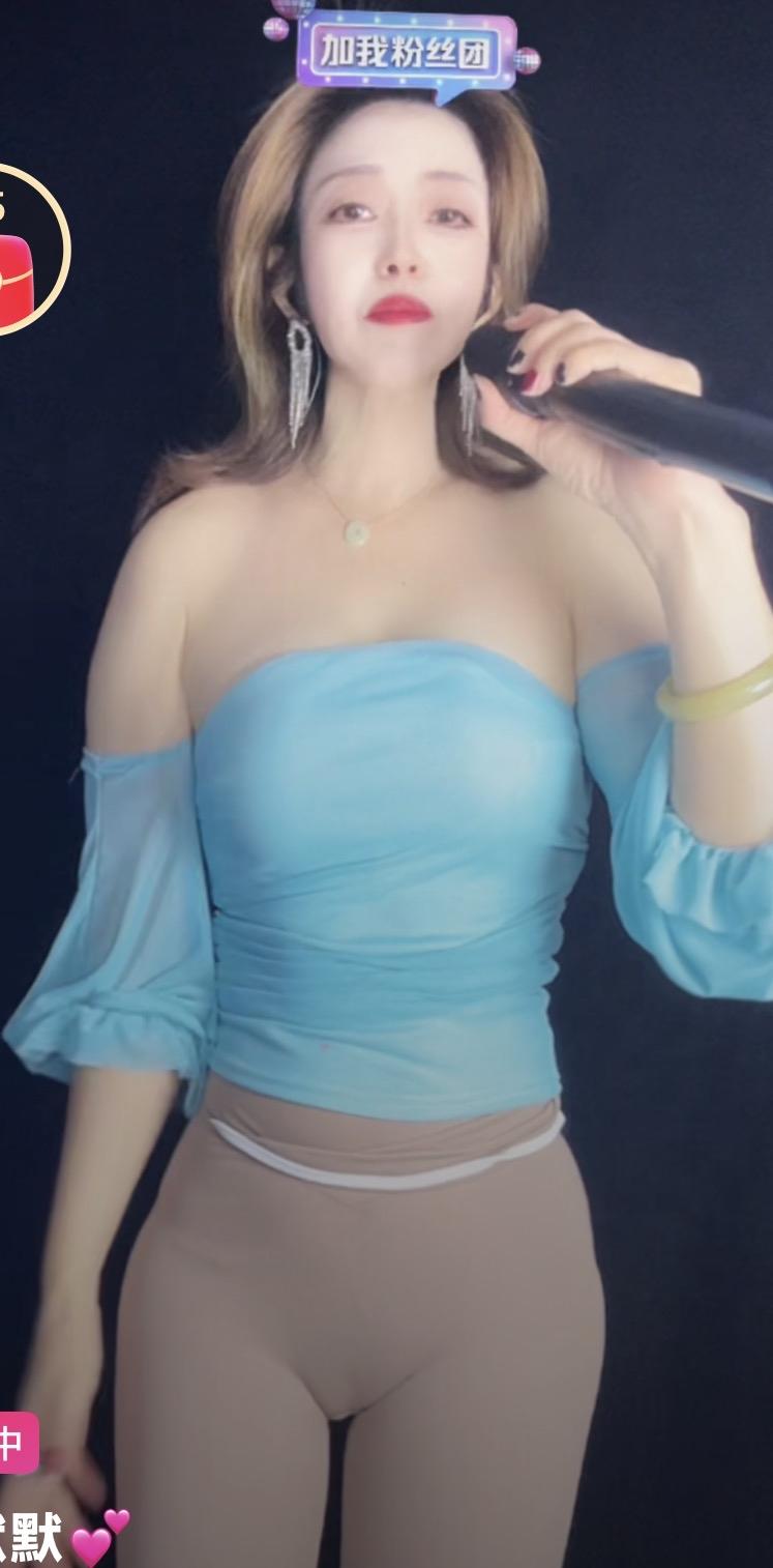 这位女士在用手机自拍。